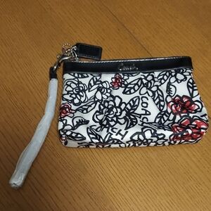 Coach Poppy Graffiti Floral Wristlet Nwot